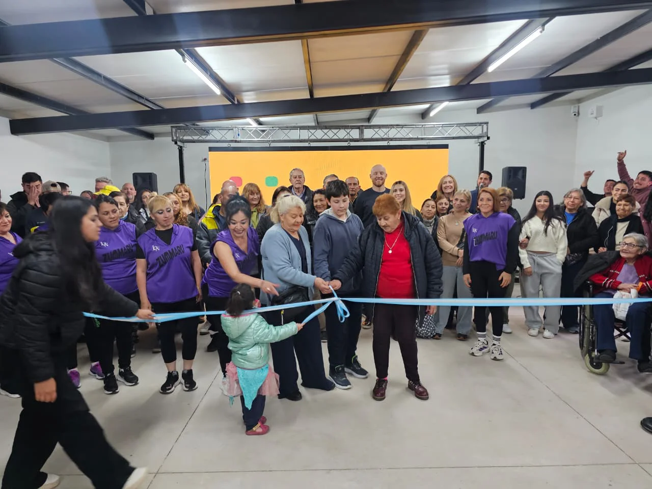 Los vecinos inaugurando el nuevo espacio municipal