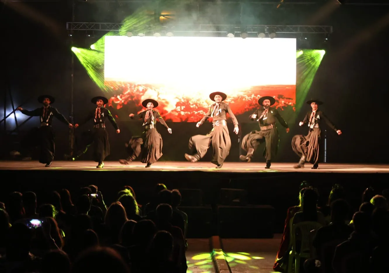 En los escenarios de cada vendimia distrital el folclore presente