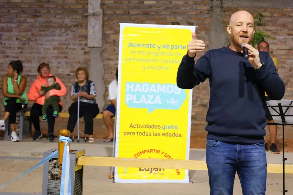 Allasino inaugurando una de las 30 plazas que pasaron por el programa