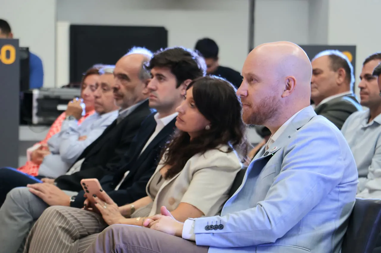 Allasino junto a las autoridades de las distintas instituciones que colaboran con la EGM