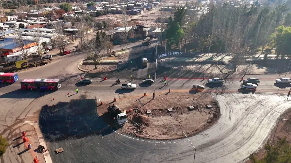 Ya se terminó gran parte del asfalto de la nueva rotonda