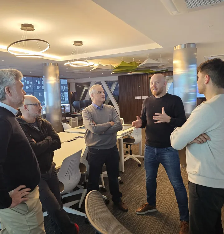 Allasino junto a las autoridades de YPF