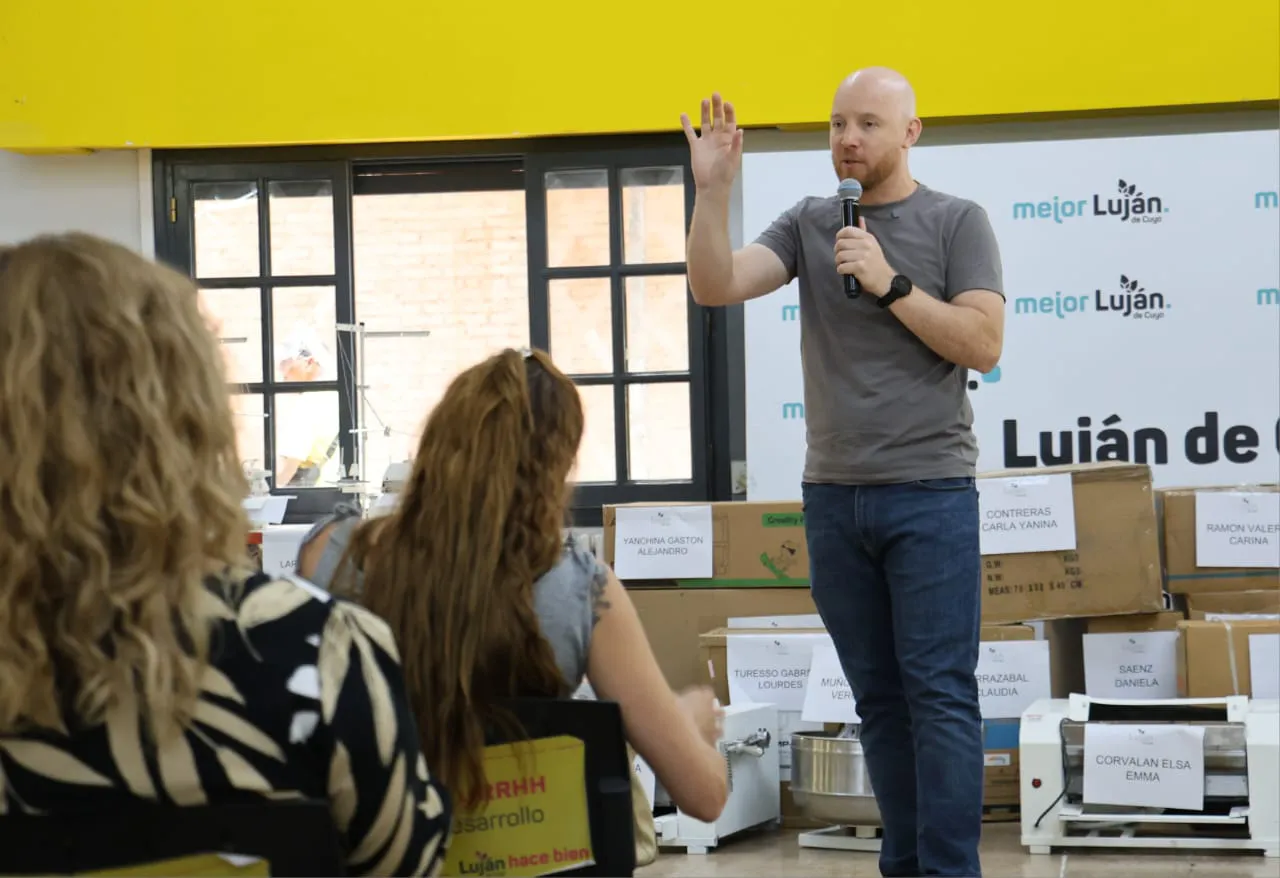 Esteban Allasino en la entrega a los emprendedores lujaninos