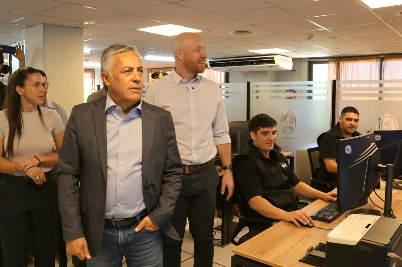 Rus, Cornejo y Allasino recorriendo el centro de monitoreo