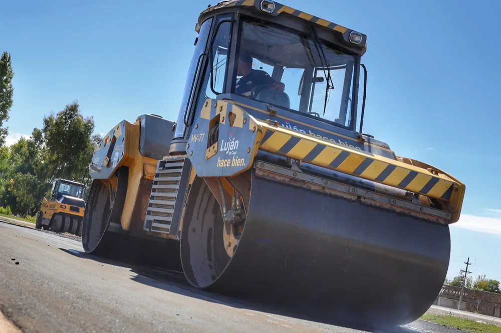 Con maquinaria propia y personal municipal, obras que no paran
