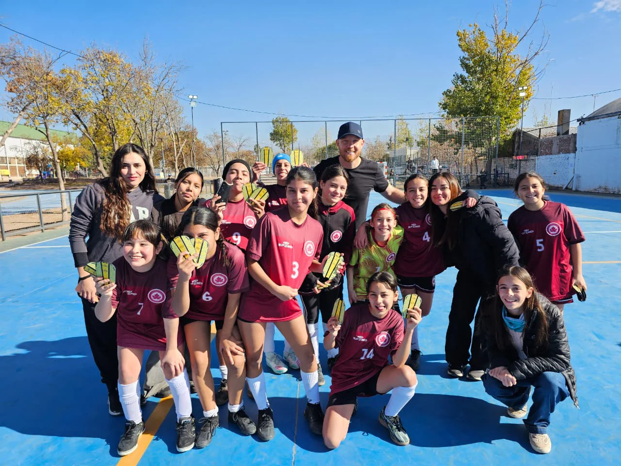 Chicos de clubes lujaninos recibieron canilleras recicladas