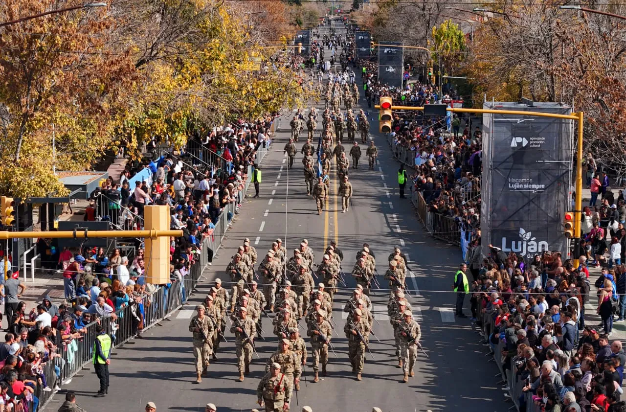 Más de 20 mil personas participaron del Gran desfile por los 170 años de Luján de Cuyo (2)
