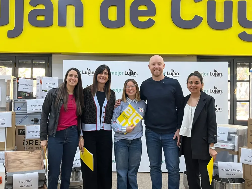 Emprendadora lujanina junto al intendente