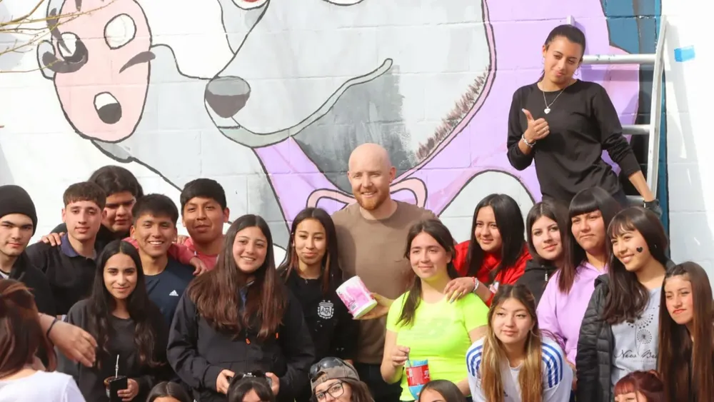 Allasino con jóvenes