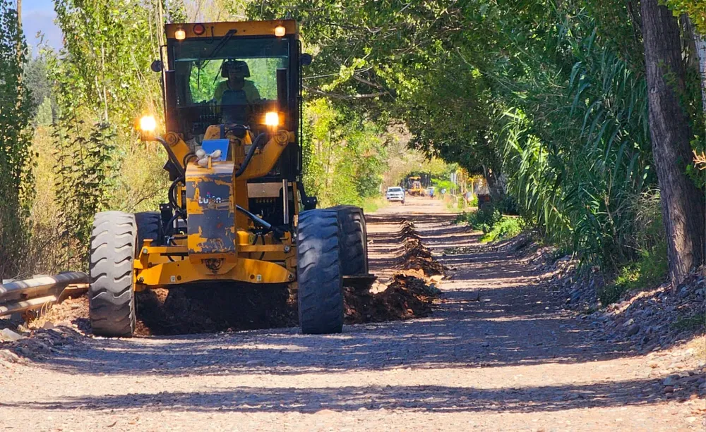 Nivelando caminos de Vialidad Provincial